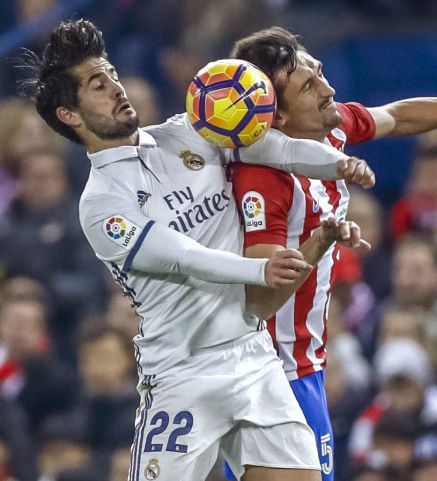 GRA375. MADRID. 19/11/2016.- El defensa montenegrino del Atlético de Madrid Stefan Savic (d) lucha el balón con el centrocampista Isco Alarcón (i), del Real Madrid, durante el partido de la duodécima jornada de Liga en Primera División que se juega esta noche en el estadio Vicente Calderón, en Madrid. EFE/Emilio Naranjo