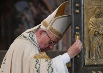 El papa autoriza a los sacerdotes a que puedan absolver el pecado del aborto