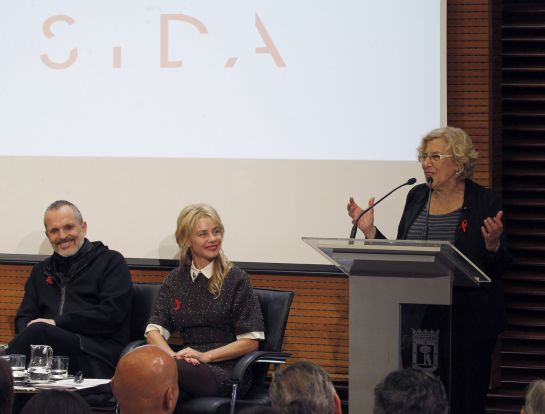 La alcaldesa de Madrid, Manuela Carmena (d), en presencia del cantante Miguel Bosé (i), y la actriz Belén Rueda (c). La alcaldesa de Madrid, Manuela Carmena (d), en presencia del cantante Miguel Bosé (i), y la actriz Belén Rueda (c).