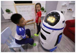 El robot infantil junto a dos niños. El robot infantil junto a dos niños.