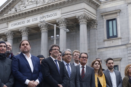 GRA287. MADRID, 22/11/2016.- El portavoz de PDECat, Francesc Homs (4i), acompañado del diputado de Junts pel Sí en el Parlament Lluis LLach (i); el vicepresidente de la Generalitat de Cataluña, Oriol Junqueras (2i); el presidente, Carles Puigdemont (3i); el expresidente Artur Mas (4d), y la coordinadora general de PDECat, Marta Pascal (3d), entre otros, posan frente al Congreso de los Diputados durante un acto de apoyo antes de que el pleno de la Cámara baja acepte el suplicatorio del Tribunal Supremo para juzgarlo por su papel en la consulta soberanista del 9N de 2014. EFE/Kiko Huesca GRA287. MADRID, 22/11/2016.- El portavoz de PDECat, Francesc Homs (4i), acompañado del diputado de Junts pel Sí en el Parlament Lluis LLach (i); el vicepresidente de la Generalitat de Cataluña, Oriol Junqueras (2i); el presidente, Carles Puigdemont (3i); el expresidente Artur Mas (4d), y la coordinadora general de PDECat, Marta Pascal (3d), entre otros, posan frente al Congreso de los Diputados durante un acto de apoyo antes de que el pleno de la Cámara baja acepte el suplicatorio del Tribunal Supremo para juzgarlo por su papel en la consulta soberanista del 9N de 2014. EFE/Kiko Huesca