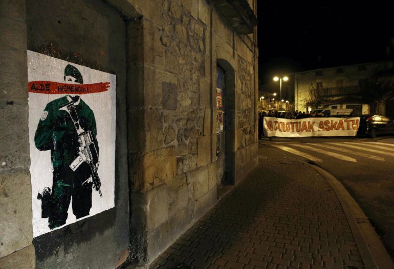 Cartel colocado hoy en la locadidad de Alsasua con la frase "Alde Hemendik-Fuera de aqui" Cartel colocado hoy en la locadidad de Alsasua con la frase "Alde Hemendik-Fuera de aqui"