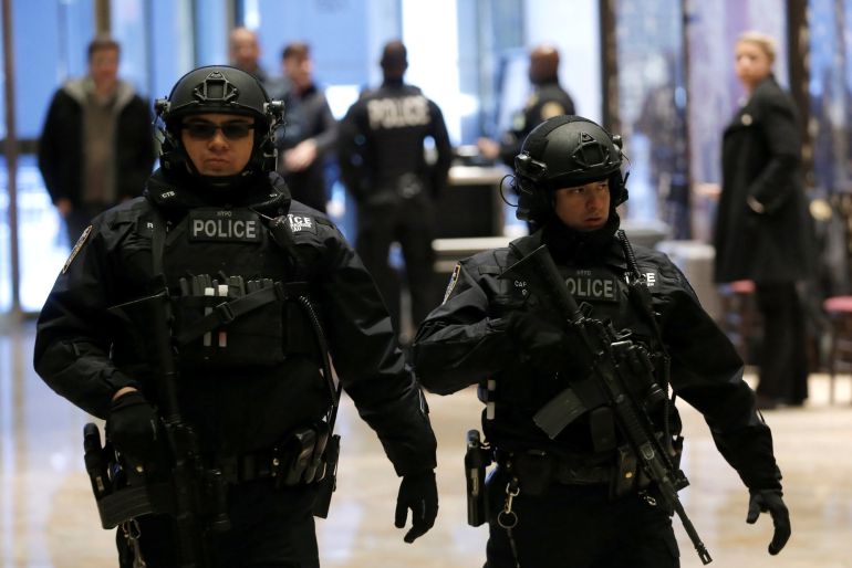 Policia fuertemente armada de la ciudad de Nueva York, patrullan la entrada principal de la torre Tower, donde el presidente electo Donald Trump vive. Policia fuertemente armada de la ciudad de Nueva York, patrullan la entrada principal de la torre Tower, donde el presidente electo Donald Trump vive.