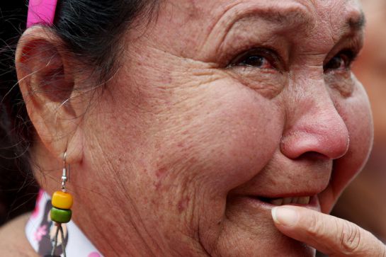 Detalle de una mujer emocionada junto a cientos de personas que se reúnen en la Plaza de Bolívar para observar la firma del nuevo acuerdo de paz Detalle de una mujer emocionada junto a cientos de personas que se reúnen en la Plaza de Bolívar para observar la firma del nuevo acuerdo de paz