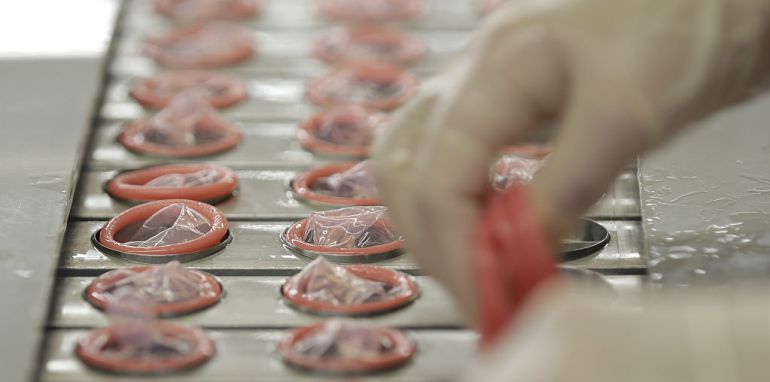 Fábrica de preservativos en Japón. Fábrica de preservativos en Japón.