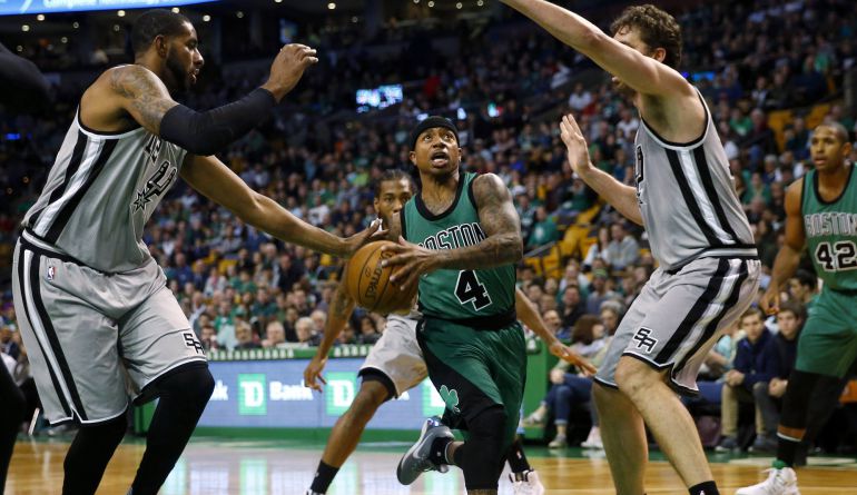 Isaiah Thomas entra a canasta ante Pau Gasol Isaiah Thomas entra a canasta ante Pau Gasol