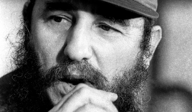Fidel Castro fuma un habano durante una reunión de la Asamblea Nacional de Cuba el 2 de diciembre de 1976. Fidel Castro fuma un habano durante una reunión de la Asamblea Nacional de Cuba el 2 de diciembre de 1976.