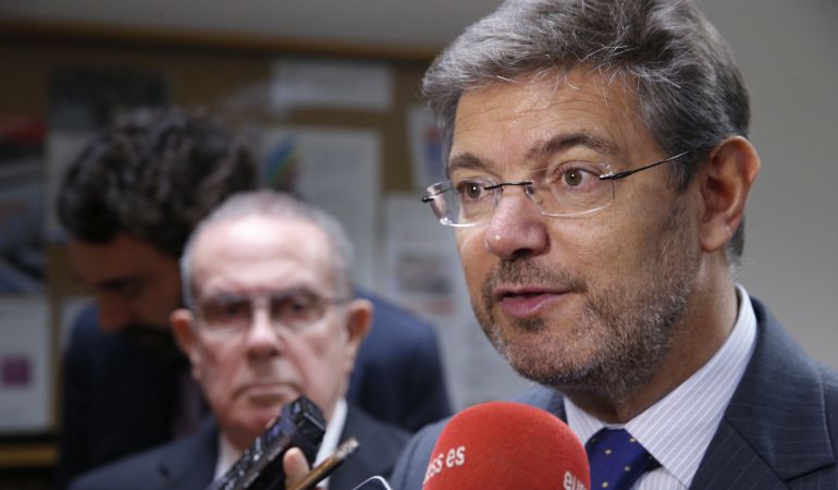 El ministro de Justicia, Rafael Catalá, hace declaraciones a los medios a su llegada a las jornadas 'Igualdad y Conciliación. Mujer, sujeto de derecho' en la Facultad de Derecho de la Universidad CEU San Pablo. El ministro de Justicia, Rafael Catalá, hace declaraciones a los medios a su llegada a las jornadas 'Igualdad y Conciliación. Mujer, sujeto de derecho' en la Facultad de Derecho de la Universidad CEU San Pablo.