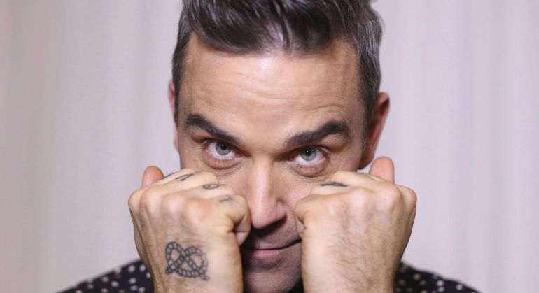 El cantante británico Robbie Williams posa durante una sesión de fotos en Sídney (Australia) El cantante británico Robbie Williams posa durante una sesión de fotos en Sídney (Australia)