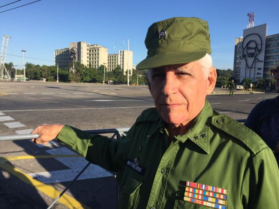 Arnaldo Francisco Chirino, militar jubilado, haciendo cola para despedir a Fidel Castro Arnaldo Francisco Chirino, militar jubilado, haciendo cola para despedir a Fidel Castro