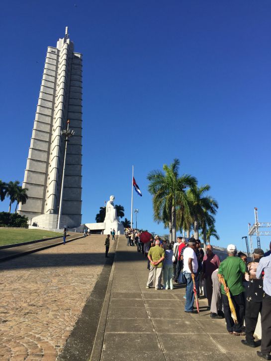 Las colas junto a la estatua de José Martí Las colas junto a la estatua de José Martí