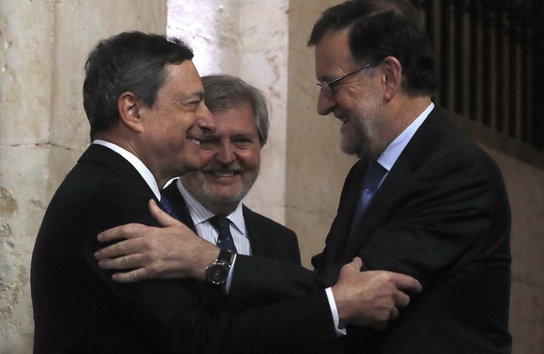El presidente del Gobierno, Mariano Rajoy, saluda al presidente del Banco Central Europeo (BCE), Mario Draghi en presentacia del ministro de Cultura, Iñigo Méndez de Vigo en la Real Academia de Bellas Artes de San Fernando El presidente del Gobierno, Mariano Rajoy, saluda al presidente del Banco Central Europeo (BCE), Mario Draghi en presentacia del ministro de Cultura, Iñigo Méndez de Vigo en la Real Academia de Bellas Artes de San Fernando