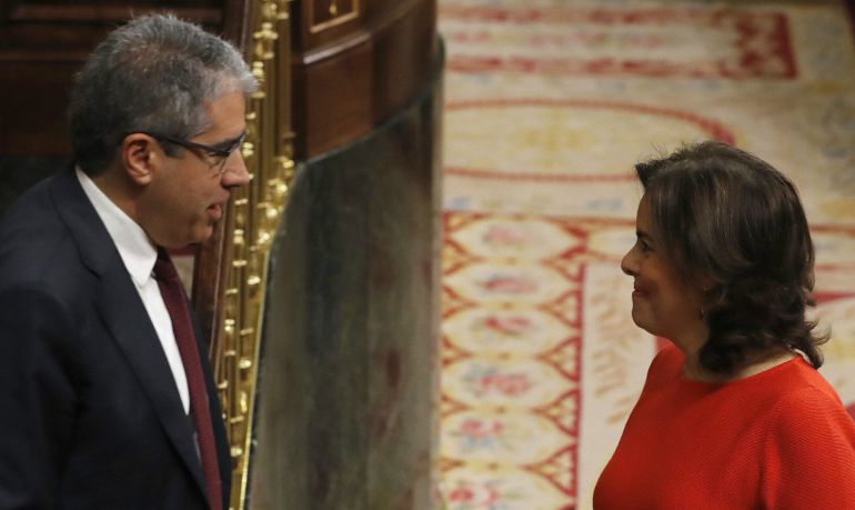 La vicepresidenta del Gobierno, Soraya Sáenz de Santamaría (d), conversa con el portavoz parlamentario de PDECat, Francesc Homs (i), durante la sesión de control al Gobierno La vicepresidenta del Gobierno, Soraya Sáenz de Santamaría (d), conversa con el portavoz parlamentario de PDECat, Francesc Homs (i), durante la sesión de control al Gobierno