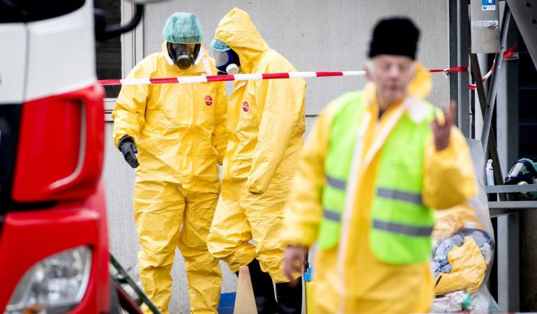 Empleados de la Sanidad con máscaras protectivas están evacuando una granja de patos tras detectarles la gripe aviar en Biddinghuizen, Holanda. Empleados de la Sanidad con máscaras protectivas están evacuando una granja de patos tras detectarles la gripe aviar en Biddinghuizen, Holanda.
