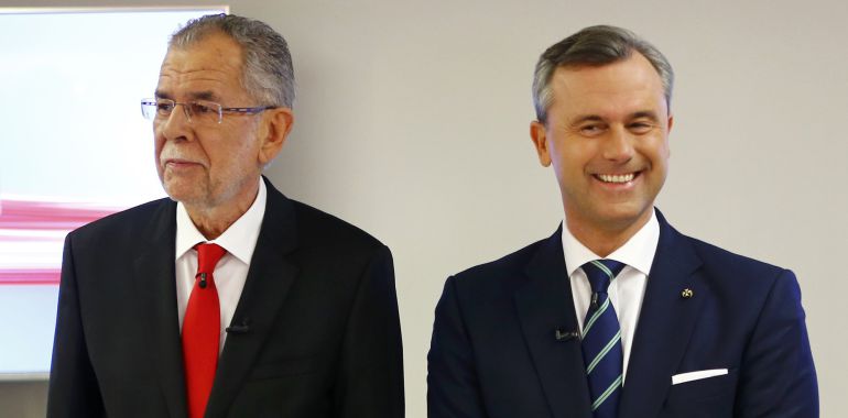 Alexander Van der Bellen (izquierda), candidato de Los Verdes, y Norbert, candidato del ultraderechista FPO, posan juntos antes de un debate en la televisión austriaca. Alexander Van der Bellen (izquierda), candidato de Los Verdes, y Norbert, candidato del ultraderechista FPO, posan juntos antes de un debate en la televisión austriaca.