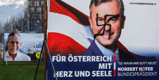 En primer plano, cartel del candidato presidencial Norbert Hofer pintado con una esvástica. Al fondo, el de su rival, Alexander Van der Bellen. Fotoigrafía tomada en Innsbruck (Austria). En primer plano, cartel del candidato presidencial Norbert Hofer pintado con una esvástica. Al fondo, el de su rival, Alexander Van der Bellen. Fotoigrafía tomada en Innsbruck (Austria).