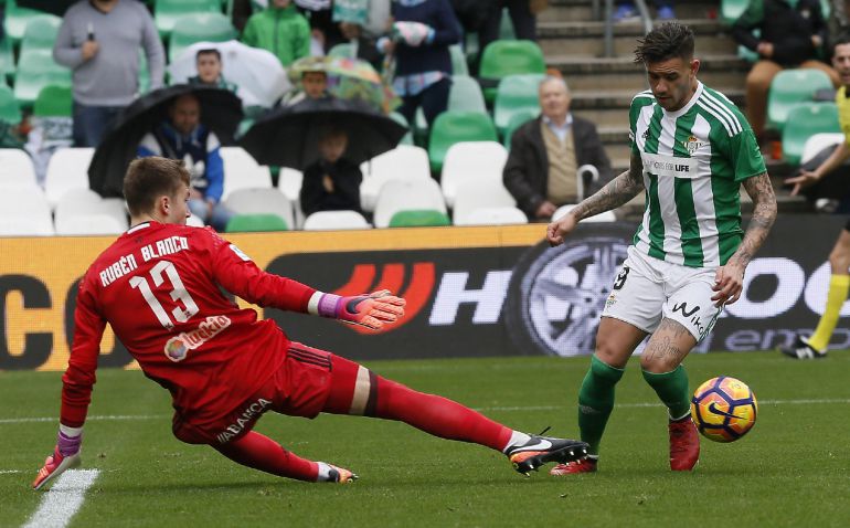 Antonio Sanabria se 'deshace' de Rubén Blanco para anotar el segundo tanto del Betis Antonio Sanabria se 'deshace' de Rubén Blanco para anotar el segundo tanto del Betis