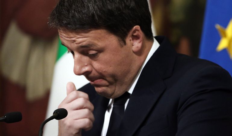 El primer ministro italiano, Matteo Renzi, durante la rueda de prensa en la que anunció su dimisión tras salir derrotado en el referéndum sobre su propuesta de reforma constitucional. El primer ministro italiano, Matteo Renzi, durante la rueda de prensa en la que anunció su dimisión tras salir derrotado en el referéndum sobre su propuesta de reforma constitucional.