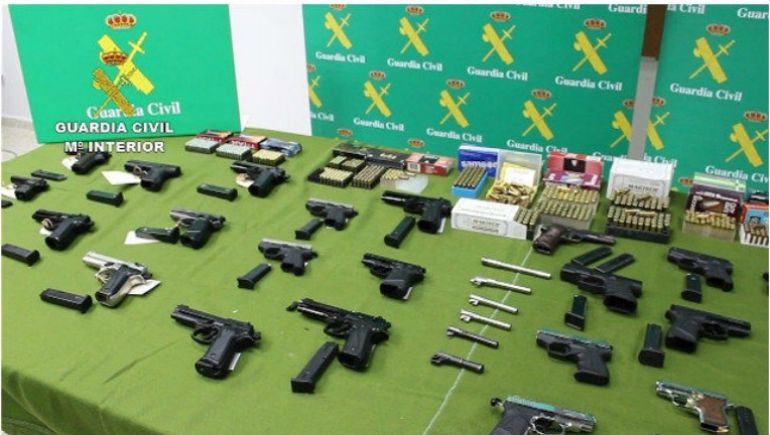 Combo de fotografías facilitadas por la Guardia Civil que ha detenido a treinta personas pertenecientes a una organización criminal dedicada a la adquisición y venta de armas de fuego por internet Combo de fotografías facilitadas por la Guardia Civil que ha detenido a treinta personas pertenecientes a una organización criminal dedicada a la adquisición y venta de armas de fuego por internet