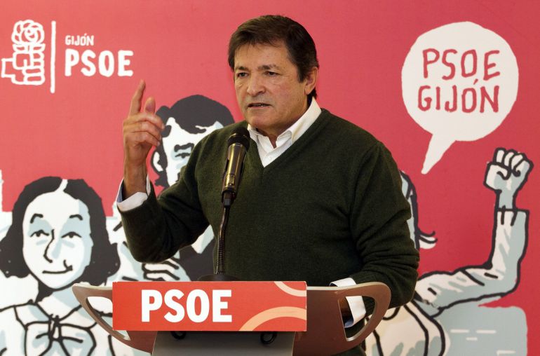 El presidente de la gestora del PSOE, Javier Fernández, durante el acto conmemorativo del 125 aniversario de la fundación de la Agrupación Socialista de Gijón El presidente de la gestora del PSOE, Javier Fernández, durante el acto conmemorativo del 125 aniversario de la fundación de la Agrupación Socialista de Gijón