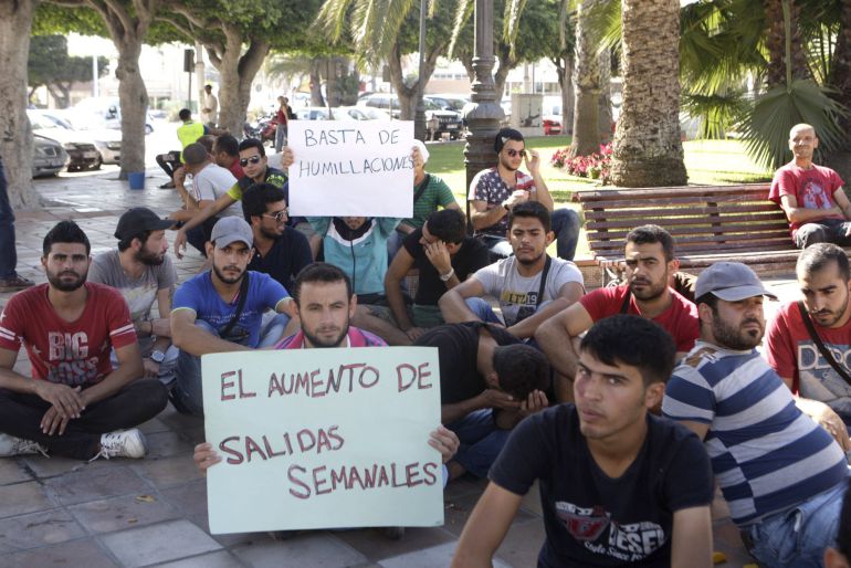 Concentración de inmigrantes sirios en la plaza de España de Melilla para solicitar su "salida inmediata" de la ciudad autónoma con el traslado hacia Europa, ya que ese es el objetivo por el que huyeron de su país. Concentración de inmigrantes sirios en la plaza de España de Melilla para solicitar su "salida inmediata" de la ciudad autónoma con el traslado hacia Europa, ya que ese es el objetivo por el que huyeron de su país.