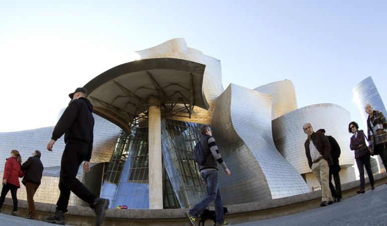Numerosos paseantes y turistas pasean por las inmediaciones del Museo Guggenheim de Bilbao, aprovechando el puente de la Constitución. Numerosos paseantes y turistas pasean por las inmediaciones del Museo Guggenheim de Bilbao, aprovechando el puente de la Constitución.