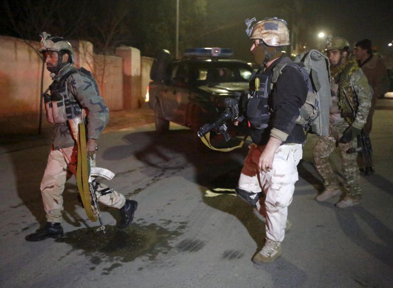 Las imágenes de los momentos posteriores al atentado de Kabul del 11 de diciembre de 2015. Las imágenes de los momentos posteriores al atentado de Kabul del 11 de diciembre de 2015.