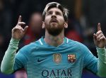 GRA101. PAMPLONA, 10/12/2016.- El delantero argentino del FC Barcelona Leo Messi celebra el tercer gol de su equipo ante el Osasuna, durante el partido de la jornada 15 de la Liga Santander de Primera División jugado este mediodía en el estadio de El Sadar. EFE/Jesús Diges