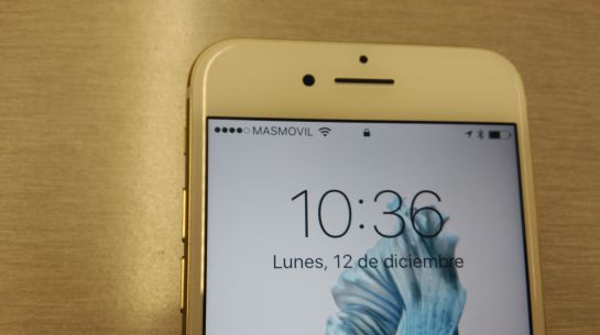 El micrófono secundario se encuentra junto al altavoz superior. El micrófono secundario se encuentra junto al altavoz superior.