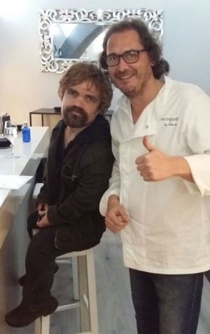 Tyrion Lanniester, de tapas en el Alboroque de Cáceres. Tyrion Lanniester, de tapas en el Alboroque de Cáceres.