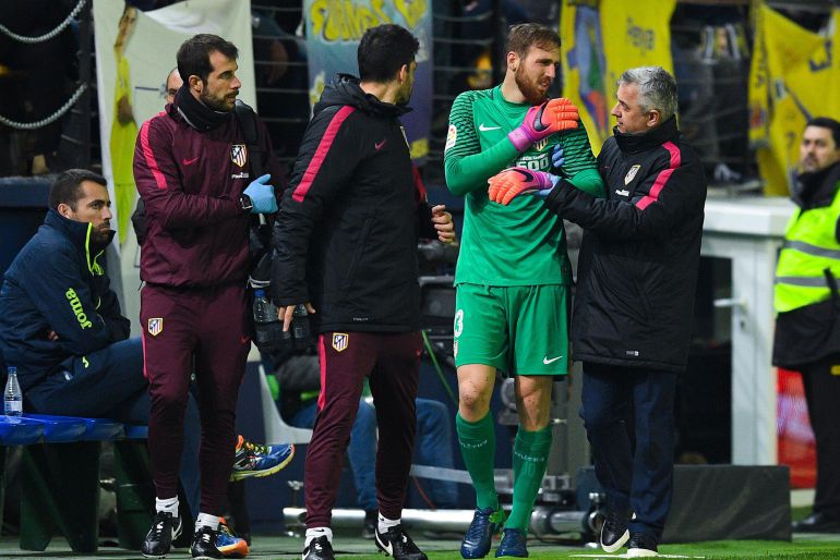Oblak se duele de su hombro izquierdo en El Madrigal Oblak se duele de su hombro izquierdo en El Madrigal