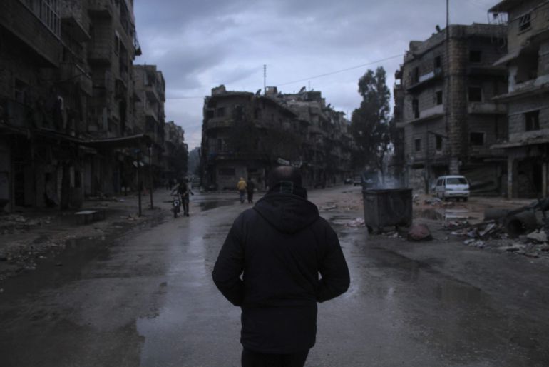 Varias personas caminan por las calles del barrio de al-Mashad en la zona controlada por los rebeldes en Alepo (Siria) Varias personas caminan por las calles del barrio de al-Mashad en la zona controlada por los rebeldes en Alepo (Siria)