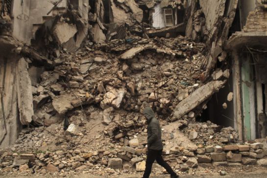 Un hombre camina junto a un edificio derruido en el barrio de al-Mashad en la zona controlada por los rebeldes en Alepo Un hombre camina junto a un edificio derruido en el barrio de al-Mashad en la zona controlada por los rebeldes en Alepo