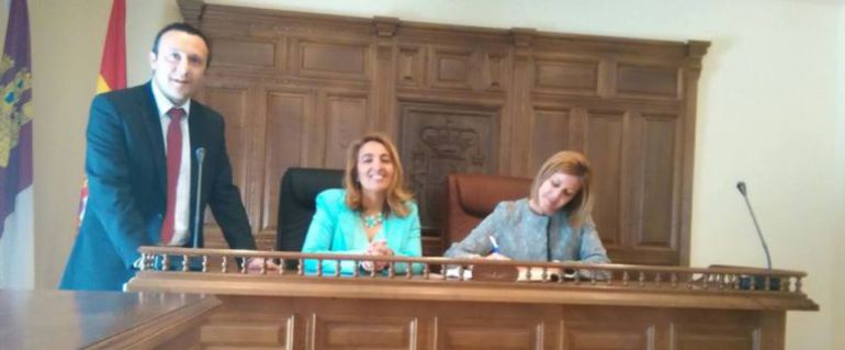 La alcaldesa de Alberche (centro) junto a Cospedal en una visita que ésta última hizo a la localidad en mayo La alcaldesa de Alberche (centro) junto a Cospedal en una visita que ésta última hizo a la localidad en mayo