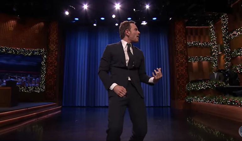 El actor Michael Fassbender durante su visita al programa de Jimmy Fallon El actor Michael Fassbender durante su visita al programa de Jimmy Fallon