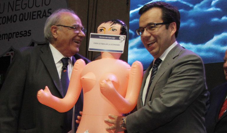 El ministro de Economía de Chile, Luis Felipe Céspedes (a la derecha), recibe de regalo de parte del presidente de la Asociación de Exportadores de Manufacturas (Asexma), Roberto Fantuzzi, una muñeca inflable para "estimular" la economía del país. El ministro de Economía de Chile, Luis Felipe Céspedes (a la derecha), recibe de regalo de parte del presidente de la Asociación de Exportadores de Manufacturas (Asexma), Roberto Fantuzzi, una muñeca inflable para "estimular" la economía del país.