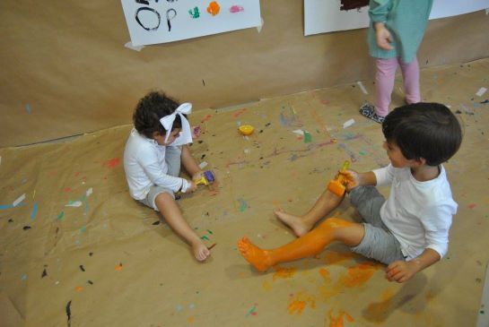 Unos niños juegan en la Habitación de Colores