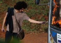 El joven que se enciende un cigarro con un autobús ardiendo y otras 7 fotos icónicas de las protestas en Brasil