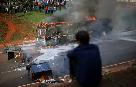 Un hombre observa el autobús, calcinado por los manifestantes en Brasilia. Un hombre observa el autobús, calcinado por los manifestantes en Brasilia.