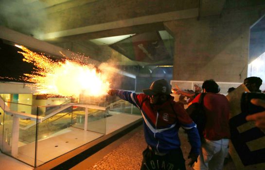 Manifestantes contrarios al gobierno atacan la sede de la Federación de Industria de Sao Paulo. Manifestantes contrarios al gobierno atacan la sede de la Federación de Industria de Sao Paulo.