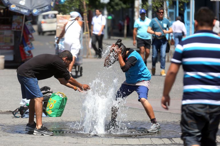 Un grupo de personas se refrescan en las calles de Santiago de Chile que está registrando estos días una serie de de temperaturas extremas. Un grupo de personas se refrescan en las calles de Santiago de Chile que está registrando estos días una serie de de temperaturas extremas.