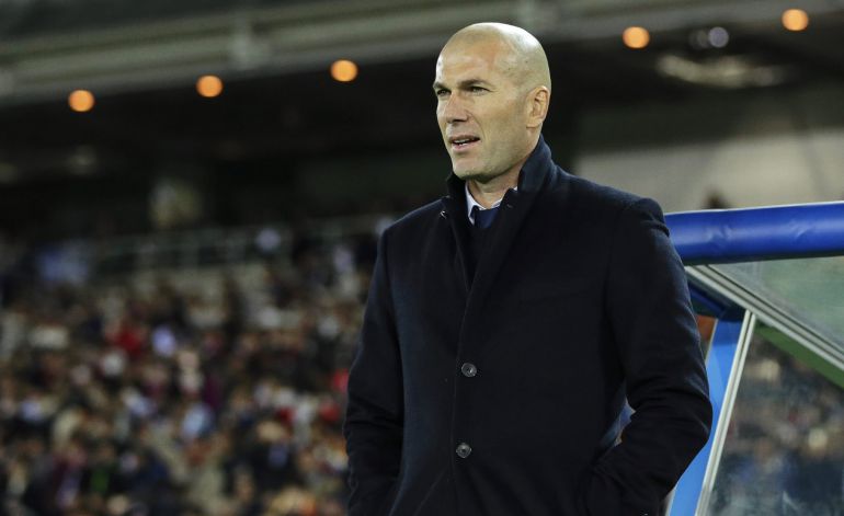 Zidane en la banda en la final del Mundial de Clubes ante el Kashima Antlers Zidane en la banda en la final del Mundial de Clubes ante el Kashima Antlers