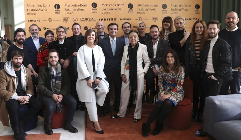 La nueva directora de Mercedes-Benz Fashion Week Madrid, Charo Izquierdo, acompañada por su antecesora en el cargo, Cuca Solana, y varios diseñadores, durante la presentación de la 65 edición de la pasarela madrileña, que se celebrará entre el 17 y el 21 de febrero. La nueva directora de Mercedes-Benz Fashion Week Madrid, Charo Izquierdo, acompañada por su antecesora en el cargo, Cuca Solana, y varios diseñadores, durante la presentación de la 65 edición de la pasarela madrileña, que se celebrará entre el 17 y el 21 de febrero.