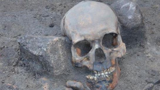 La cabeza de uno de los cuerpos entre dos piedras. La cabeza de uno de los cuerpos entre dos piedras.