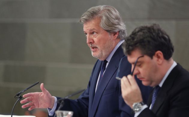 El portavoz del Ejecutivo, Iñigo Méndez de Vigo (izda), acompañado del ministro de Energía, Álvaro Nadal, durante la rueda de prensa ofrecida tras la reunión del Consejo de Ministros El portavoz del Ejecutivo, Iñigo Méndez de Vigo (izda), acompañado del ministro de Energía, Álvaro Nadal, durante la rueda de prensa ofrecida tras la reunión del Consejo de Ministros