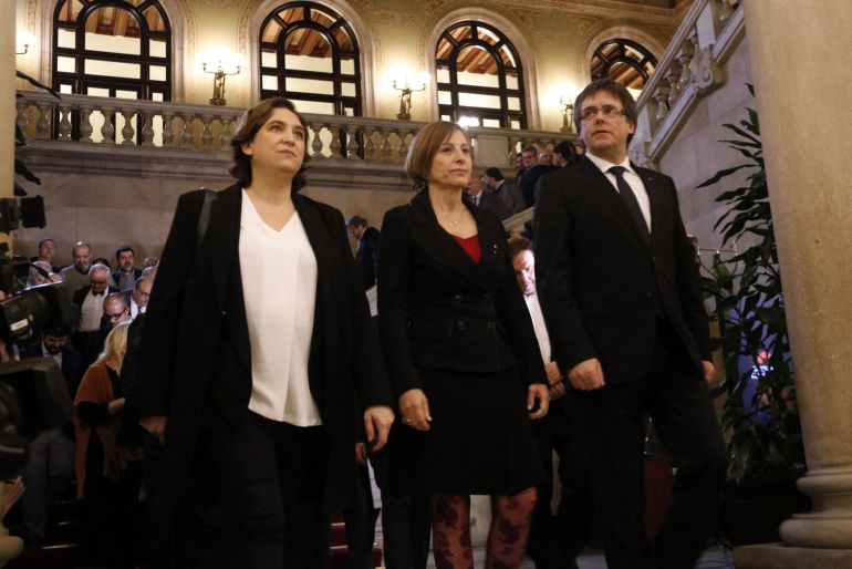 El president Carles Puigdemont baja las escaleras del Parlament junto a la presidenta, Carme Forcadell, y la alcaldesa de Barcelona, Ada Colau El president Carles Puigdemont baja las escaleras del Parlament junto a la presidenta, Carme Forcadell, y la alcaldesa de Barcelona, Ada Colau