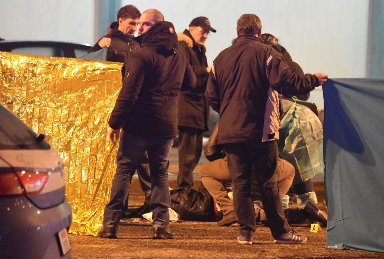 Policias italianos trabajan junto al cuerpo sin vida del supuesto responsable del ataque de Berlín Policias italianos trabajan junto al cuerpo sin vida del supuesto responsable del ataque de Berlín