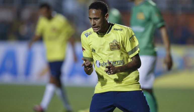 El jugador brasileño Neymar celebra un gol en un partido benéfico hoy, jueves 22 de diciembre de 2016, en el estadio Pacaembu en Sao Paulo (Brasil). El jugador brasileño Neymar celebra un gol en un partido benéfico hoy, jueves 22 de diciembre de 2016, en el estadio Pacaembu en Sao Paulo (Brasil).