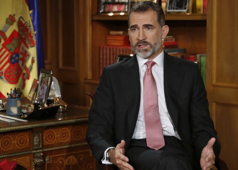 El rey Felipe VI pronuncia el tradicional mensaje de Navidad, el tercero desde que relevó a su padre, Juan Carlos, al frente de la jefatura de Estado en junio de 2014. El rey Felipe VI pronuncia el tradicional mensaje de Navidad, el tercero desde que relevó a su padre, Juan Carlos, al frente de la jefatura de Estado en junio de 2014.