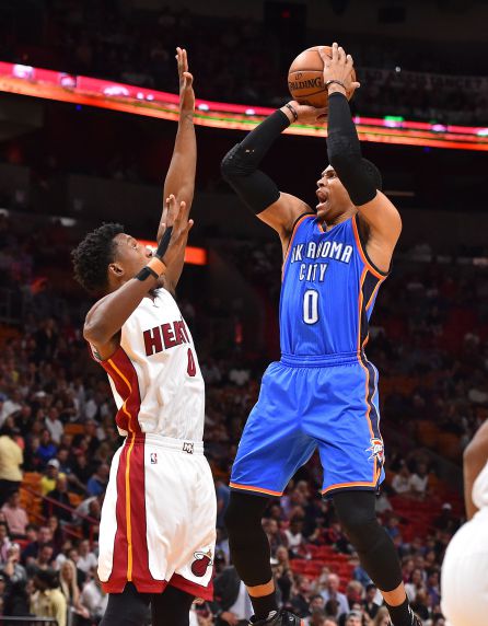 Westbrook lanza a canasta ante los Heat. Westbrook lanza a canasta ante los Heat.